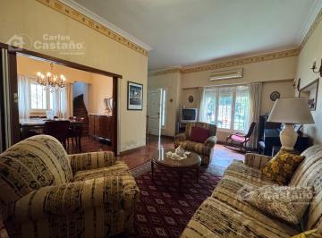 Casa · 180m² · 4 Ambientes · 1 Cochera · Chalet Sobre Lote de 10x27,5 m con Fondo, Garaje, Ideal Refacción