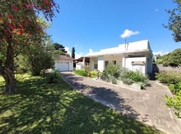 Casa · 290m² · 3 Dormitorios · 7 Cocheras · Casa en Venta City Bell 2 Dorm. Casa Huéspedes 1 Dormitorio Lote 2500 m²