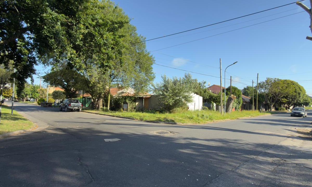 Lote en esquina de 451m2 en Los Pinares