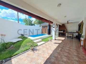 Casa · 103m² · 4 Ambientes · 1 Cochera · Venta Casa 4 Ambientes con Pileta y Cochera en San Justo