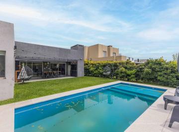 Casa · 127m² · 4 Ambientes · 3 Cocheras · Casa | 3 Dorm. | Pileta | Vestidor en Suite | Cochera Cubierta | Pilar del Este