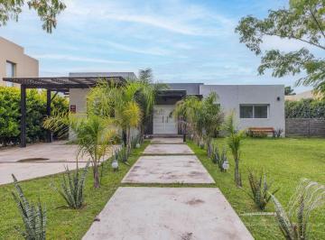 Casa · 127m² · 4 Ambientes · 3 Cocheras · Casa | 3 Dorm. | Pileta | Vestidor en Suite | Cochera Cubierta | Pilar del Este