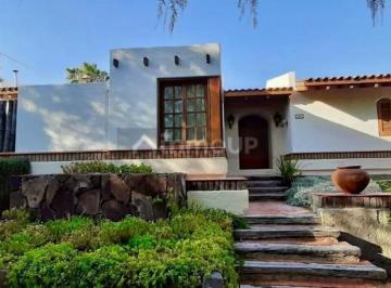 Casa de 8 ambientes, Ciudad de Mendoza · Casa en Barrio Dalvian