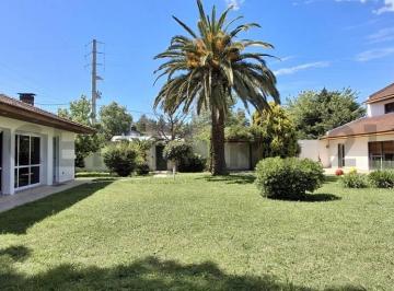 Casa · 187m² · 2 Ambientes · 2 Cocheras · Casa en Venta, Sobre Lote de 900 m², 2 Ambientes, Quincho, en Sicardi. Posible Apta Banco. Permuta