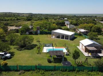 Casa · 90m² · 6 Ambientes · 4 Cocheras · Casa Quinta con 2 Construcciones y Pileta Sobre Amplio Terreno de 2150 m² Parquizados!