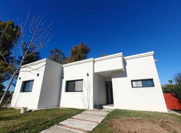Casa · 109m² · 4 Ambientes · 2 Cocheras · Casa en Santa Lucia Pilar del Este