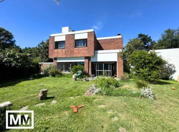 Casa · 290m² · 6 Ambientes · 1 Cochera · Casa en Pinos de Anchorena