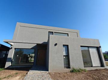 Casa · 181m² · 5 Ambientes · 4 Cocheras · Casa con Pileta en Pilar del Este Santa Lucia