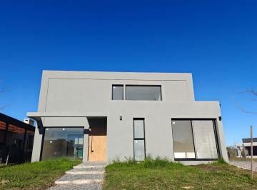 Casa · 181m² · 5 Ambientes · 4 Cocheras · Casa con Pileta en Pilar del Este Santa Lucia