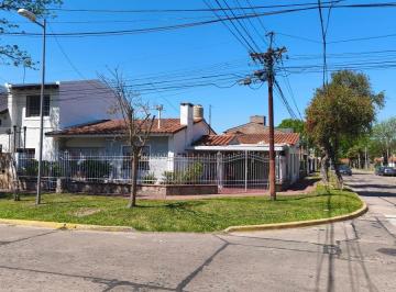 Casa de 5 ambientes, Granadero Baigorria · Casa en Venta en Granadero Baigorria, 3 Dorm.. Doble Cochera, Jardín y Parrillero.