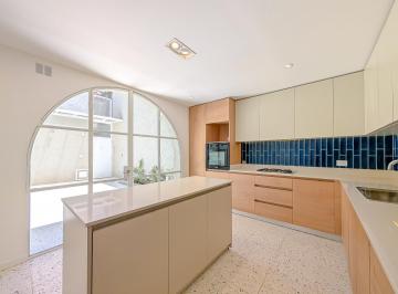 Casa · 127m² · 5 Ambientes · Casa a La Venta de Tres Dorm. + Patio + Terraza en Zona Centro