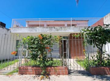 Casa · 204m² · 4 Ambientes · 1 Cochera · Casa a m de La Costanera a Refaccionar