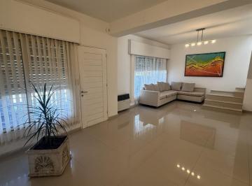 Casa · 173m² · 6 Ambientes · 2 Cocheras · Casa con Pileta y Quincho a Pasos del Cordoba Shopping