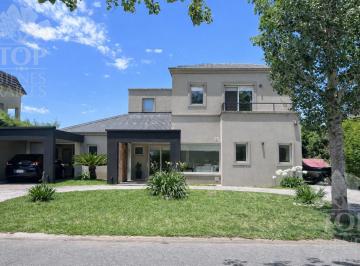 Casa · 220m² · 4 Dormitorios · 9 Cocheras · Casa en Barrio Septiembre