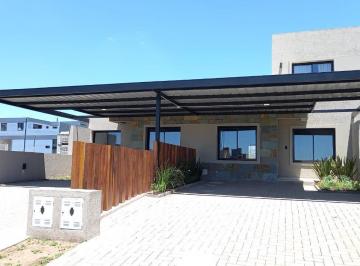 Casa · 156m² · 6 Ambientes · 2 Cocheras · Casa en Docta Av