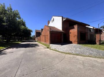 Casa · 141m² · 4 Ambientes · 2 Cocheras · Venta Casa Chalet 4 Ambientes Barrio Murialdo