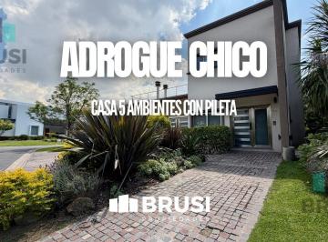 Casa · 330m² · 5 Ambientes · 3 Cocheras · Casa en Venta en Adrogue Chico - 5 Ambientes - 2 Plantas - Pileta