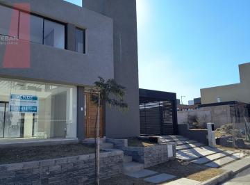Casa · 180m² · 5 Ambientes · 2 Cocheras · Casa en Costas de Manantiales