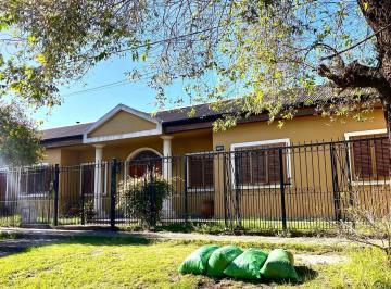 Casa · 230m² · 3 Ambientes · 2 Cocheras · 8 E/513y514