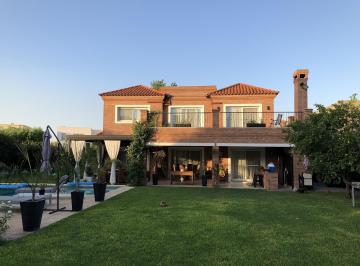 Casa · 222m² · 7 Ambientes · 2 Cocheras · Casa en Santa Barbara