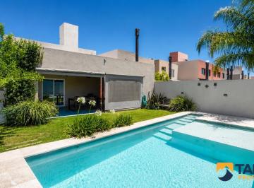 Casa · 171m² · 6 Ambientes · 1 Cochera · Casa Exclusiva en Venta | 3 Dorm., Pileta, Patio | Chacra del Norte