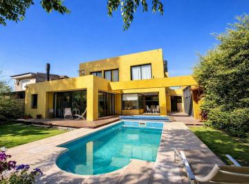 Casa · 230m² · 6 Ambientes · 2 Cocheras · Venta Excelente Casa 3 Dorm. con Pileta, Maipu, Centenario