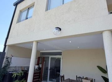 Casa · 200m² · 5 Ambientes · 4 Cocheras · Casa en Arana