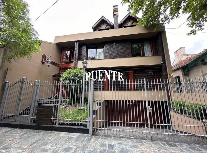Casa · 330m² · 7 Ambientes · 2 Cocheras