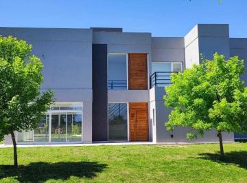 Casa · 198m² · 5 Ambientes · 1 Cochera · Casa en Venta en Santa Isabel II, Escobar, G. B. a. Zona Norte