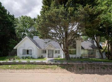 Casa de 6 ambientes, Cariló · Casa de Dos Plantas, a Una Cuadra del Balneario Hemingway. (Cod - 389)