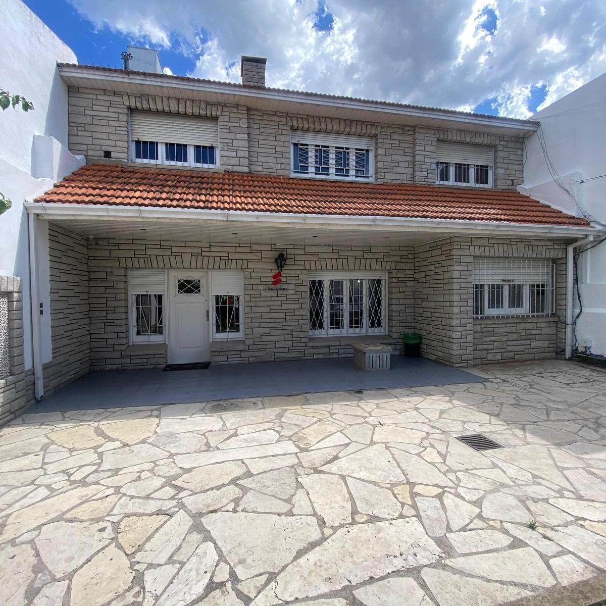 Chalet 5 amb, 320m² con parque y cochera — Lomas de Santa Cecilia