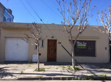 Casa · 276m² · 4 Ambientes · 1 Cochera · Venta Casa 4 Amb. en Lote Propio con Jardín y Garage – Morón Sur