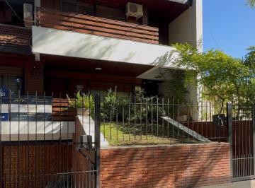 Casa · 153m² · 6 Ambientes · 2 Cocheras · Chalet en Venta Temperley Este con Pileta, Parrilla y Garage Para 2 Autos.