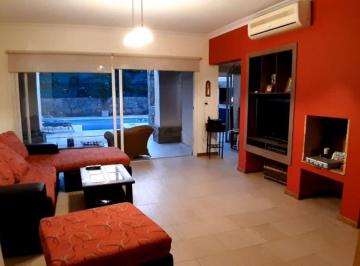 Casa de 6 ambientes, Gobernador Benegas · Schütt Inmobiliaria Ofrece a La Venta Casa en El Prestigioso Barrio de Palmares