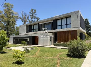 Casa · 234m² · 4 Ambientes · 2 Cocheras · Venta Casa 4 Ambientes Club de Campos Los Pinguinos