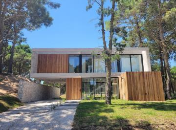 Casa · 204m² · 5 Ambientes · Casa a Estrenar Barrio Pioneros