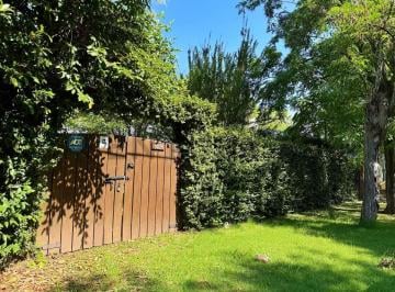 Casa · 60m² · 2 Dormitorios · Casa de 2 Dorm. con Pileta en City Bell en Venta