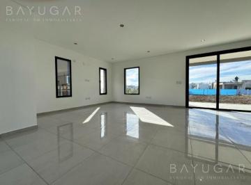 Casa · 135m² · 4 Ambientes · 3 Cocheras · Oportunidad Venta - Casa en Barrio Santa Elisa - Pilar del Este