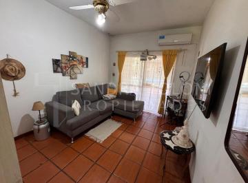 Casa · 145m² · 3 Ambientes · 4 Cocheras · Venta de Casa con Piscina, Quincho, Jardín en Adrogué