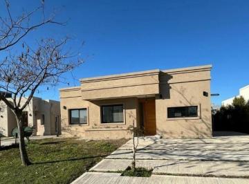 Casa · 160m² · 4 Ambientes · Casa en Venta en Santa Elena, Pilar del Este, Pilar