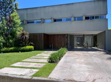 Casa · 710m² · 4 Ambientes · 2 Cocheras · Casa en Santa Juana