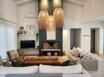 Casa · 310m² · 6 Ambientes · Casa de Diseño en Marítimo 3 de Costa Esmeralda