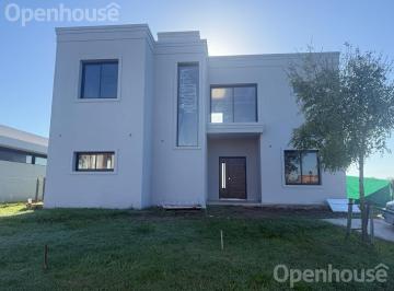 Casa · 175m² · 5 Ambientes · 3 Cocheras · Venta Casa en Barrio de San Pablo! Consultanos por Otras Propiedades en El Mismo Barrio.