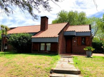 Casa · 600m² · 5 Ambientes · 1 Cochera · Colonia - Venta Casa de 4 Dorm. y Piscina Zona Balnearia