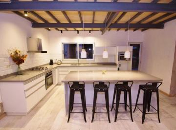 Casa · 93m² · 4 Ambientes · Colonia - Venta Casa Céntrica de 3 Dorm. y 2 Baños