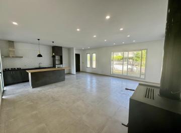 Casa · 130m² · 4 Ambientes · 1 Cochera · Venta Casa en Colonia, Zona Rambla Costanera, 3 Dorm., 2 Baños, Piscina Climatizada, Jacuzzi,