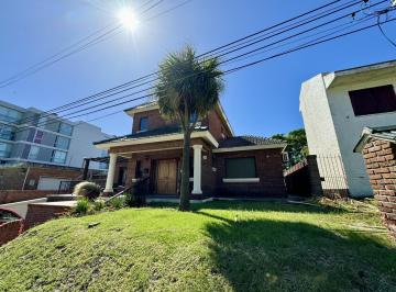 Casa · 280m² · 4 Ambientes · 2 Cocheras · Colonia - Venta de Casa de 3 Dorm. y Piscina en Excelente Zona de Colonia