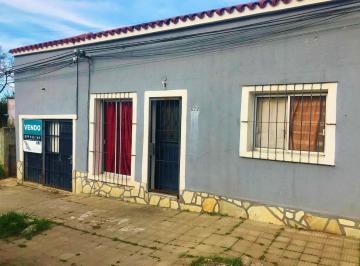 Casa · 152m² · 5 Ambientes · 1 Cochera · Colonia - Venta Casa Al Frente de 2 Dorm. y 2 Apartamentos de 1 Dormitorio