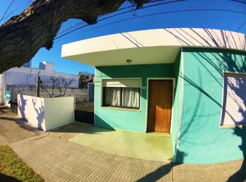 Casa · 107m² · 4 Ambientes · 1 Cochera · Colonia - Venta Casa de 2 Dorm. Patio y Garage, Céntrica
