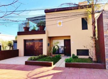 Casa · 114m² · 4 Ambientes · 1 Cochera · Colonia - Venta Casa de 3 Dorm. Céntrica